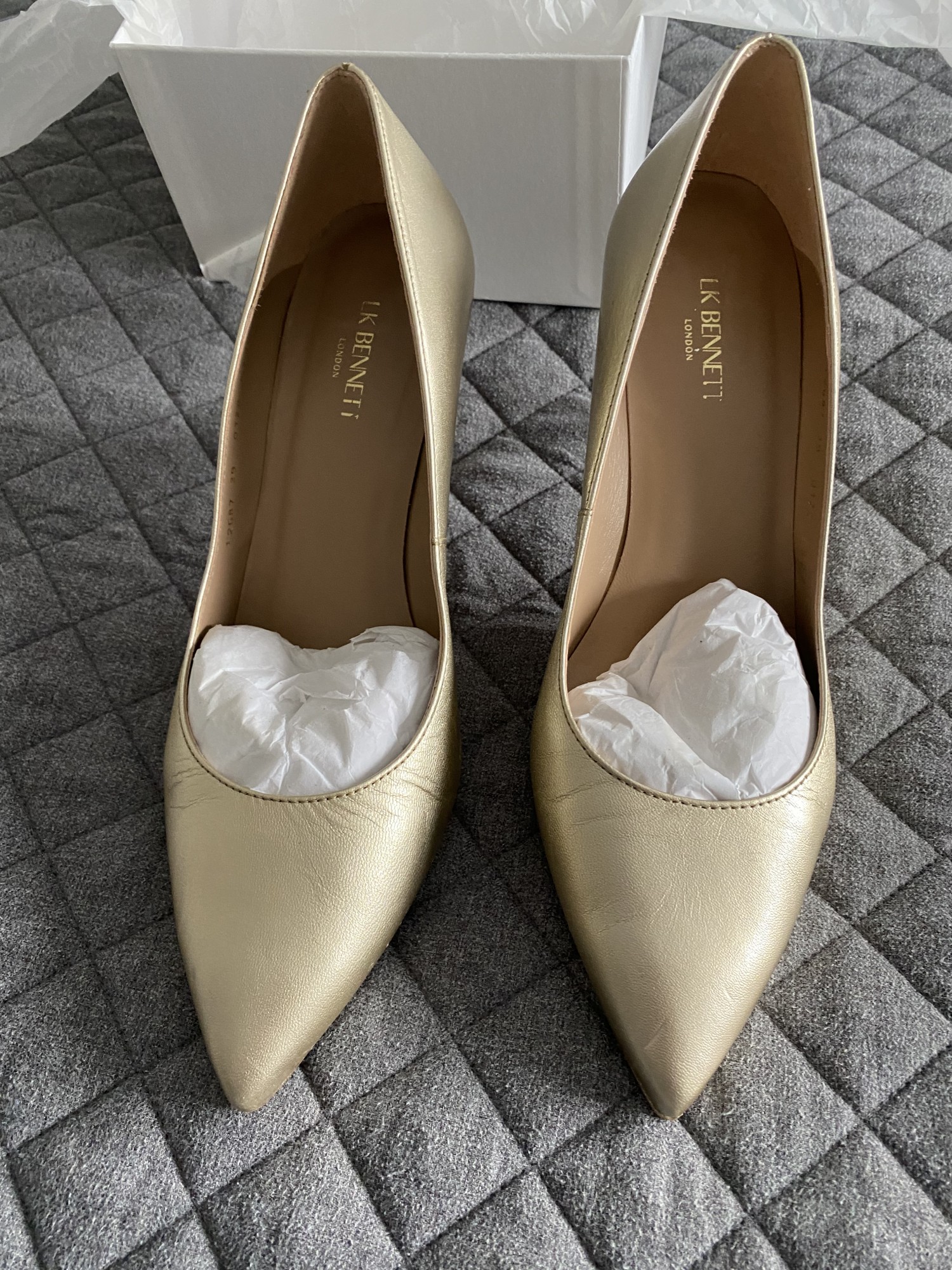 View preloved wedding items for sale and hire